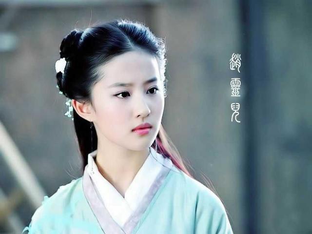 劉亦菲17歲照，一顰一笑都是那麼美，網友：與眾不同的仙女味道 