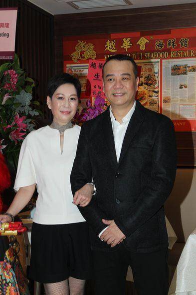 他與女友相愛21年，婚後才知老婆身價700億，入贅當上門女婿，現在幸福美滿