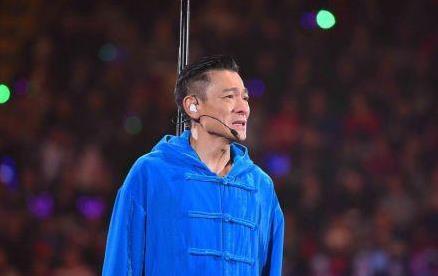 劉德華中途取消演唱會流淚鞠躬致歉，老婆隨後的一個動作太暖心！網友表示心疼：華仔哭的好慘