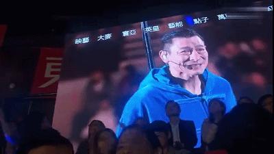 劉德華中途取消演唱會流淚鞠躬致歉，老婆隨後的一個動作太暖心！網友表示心疼：華仔哭的好慘