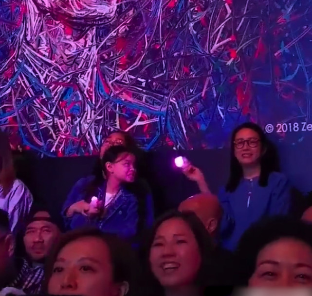 劉德華中途取消演唱會流淚鞠躬致歉，老婆隨後的一個動作太暖心！網友表示心疼：華仔哭的好慘