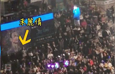 劉德華中途取消演唱會流淚鞠躬致歉，老婆隨後的一個動作太暖心！網友表示心疼：華仔哭的好慘