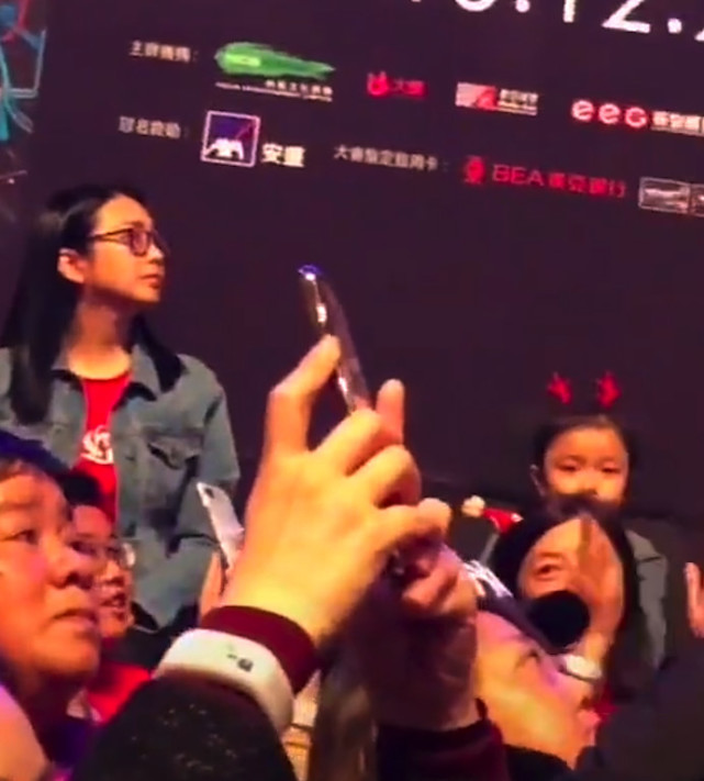 劉德華中途取消演唱會流淚鞠躬致歉，老婆隨後的一個動作太暖心！網友表示心疼：華仔哭的好慘