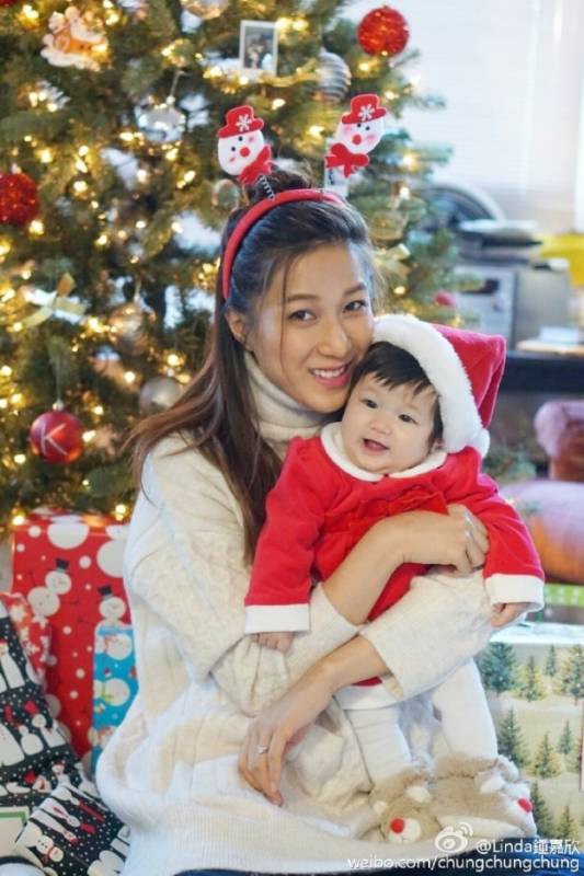 「好彩妹」鍾嘉欣把兒子穿成聖誕老人，肉嘟嘟的像極了姐姐！