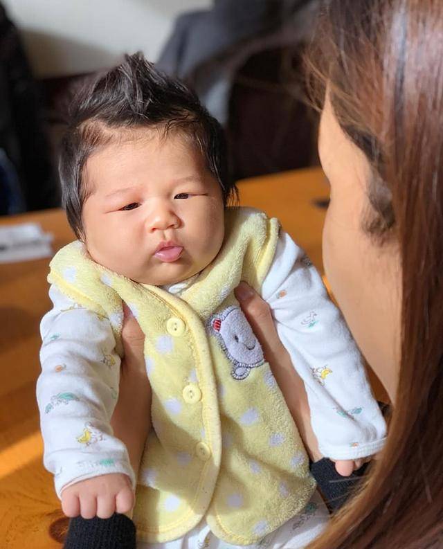 「好彩妹」鍾嘉欣把兒子穿成聖誕老人，肉嘟嘟的像極了姐姐！