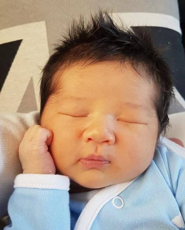 「好彩妹」鍾嘉欣把兒子穿成聖誕老人，肉嘟嘟的像極了姐姐！
