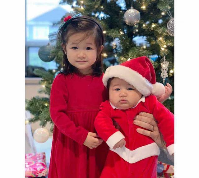 「好彩妹」鍾嘉欣把兒子穿成聖誕老人，肉嘟嘟的像極了姐姐！