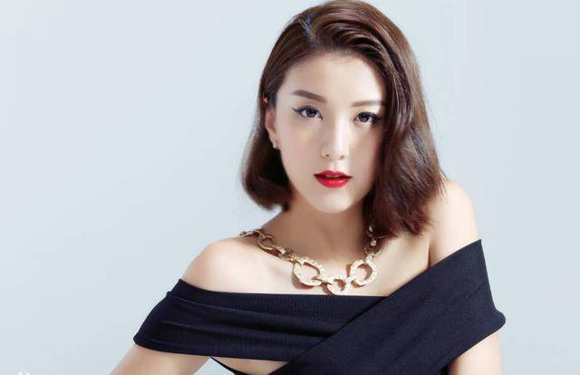 黃宗澤女友近照曝光，傲人身材簡直讓人看呆了，網友: 難怪連胡杏兒都捨得放棄~