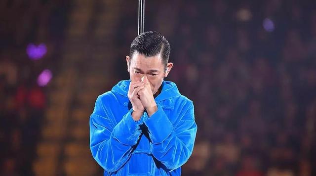57歲劉德華崩潰痛哭：拿命在拼的人，都欠自己一句抱歉