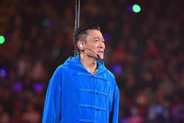 劉德華演唱會唱到一半突然取消，需賠5萬元？紅館損失過百萬，含淚鞠躬：真的唱不了，醫生叫我不要再唱！