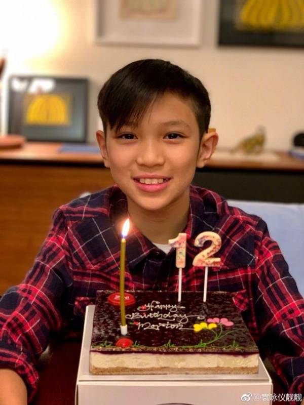 袁詠儀曬一家三口聖誕照，12歲魔童初現帥哥氣質，完美遺傳好基因