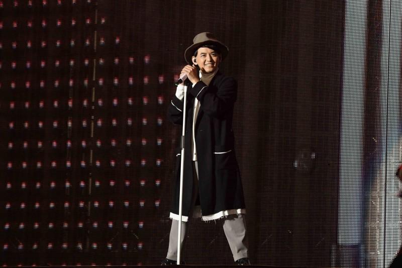 五月天還20年恩情 神秘嘉賓登場無奈求別開黃腔