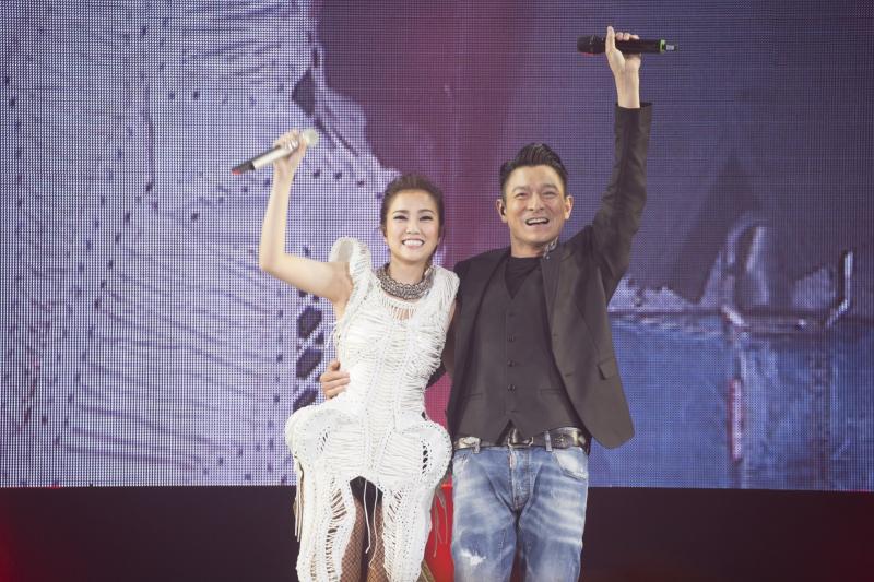才唱3首歌突然鞠躬道歉，劉德華演唱會腰斬！