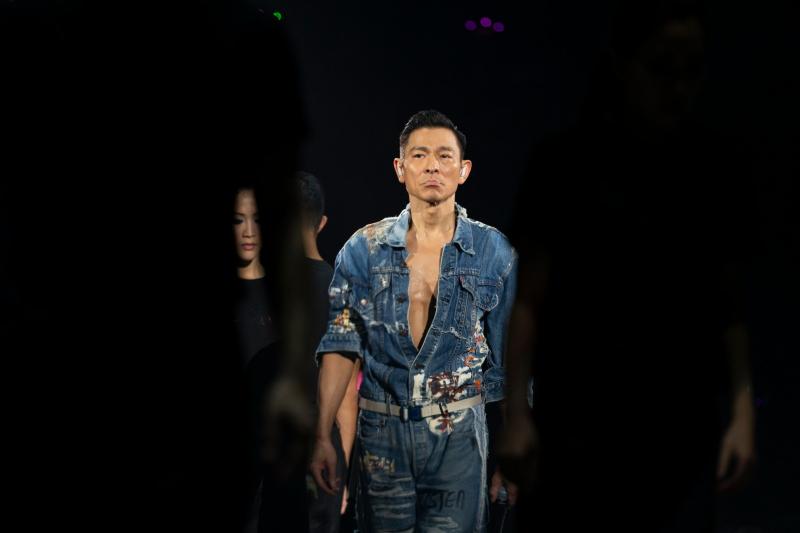 才唱3首歌突然鞠躬道歉，劉德華演唱會腰斬！