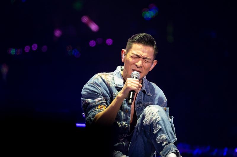 才唱3首歌突然鞠躬道歉，劉德華演唱會腰斬！