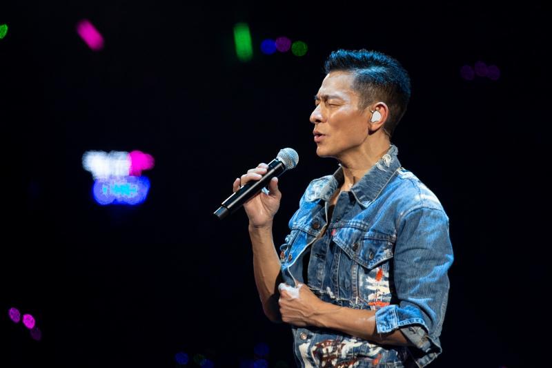 才唱3首歌突然鞠躬道歉，劉德華演唱會腰斬！