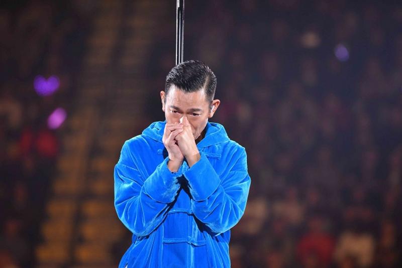 才唱3首歌突然鞠躬道歉，劉德華演唱會腰斬！