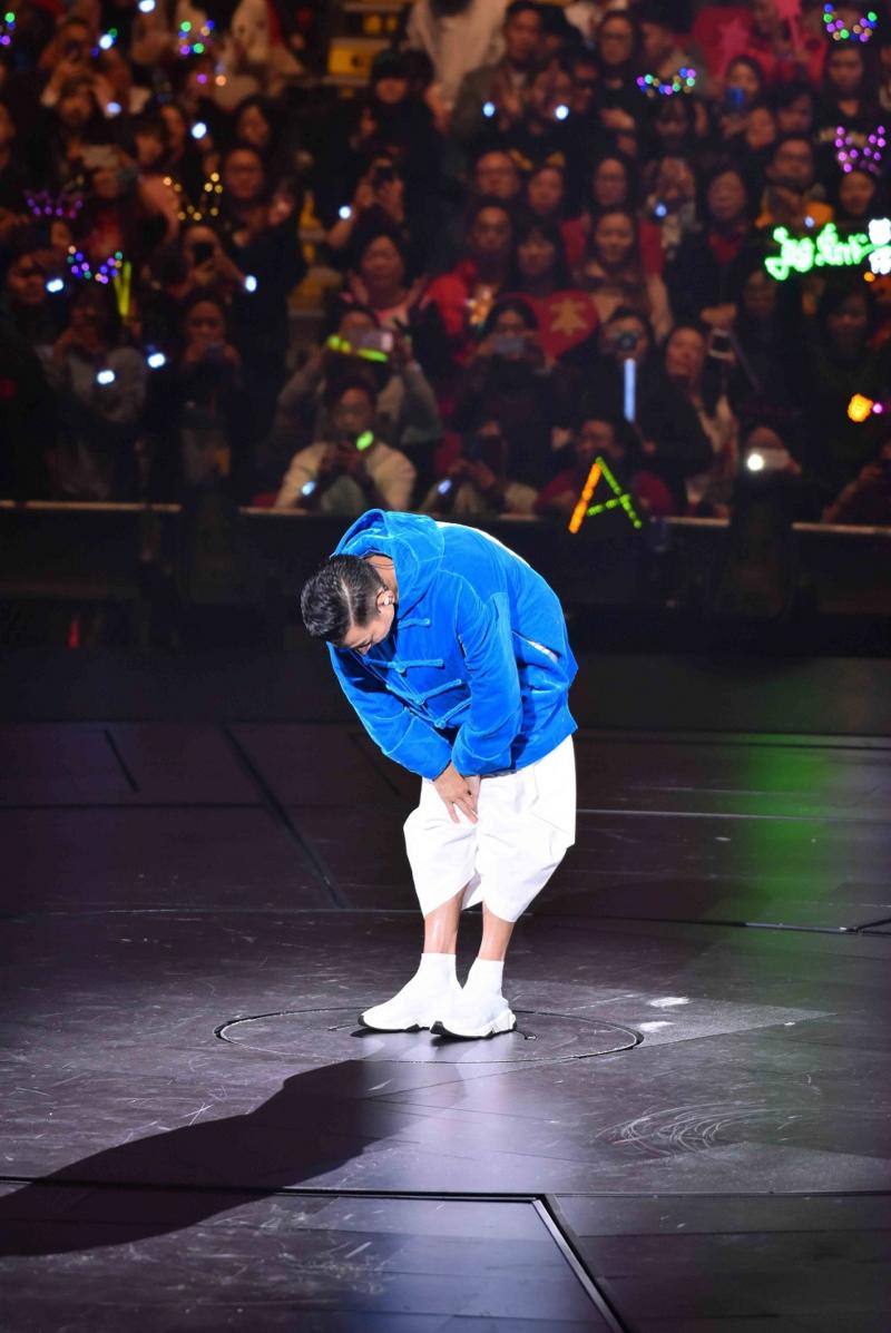才唱3首歌突然鞠躬道歉，劉德華演唱會腰斬！