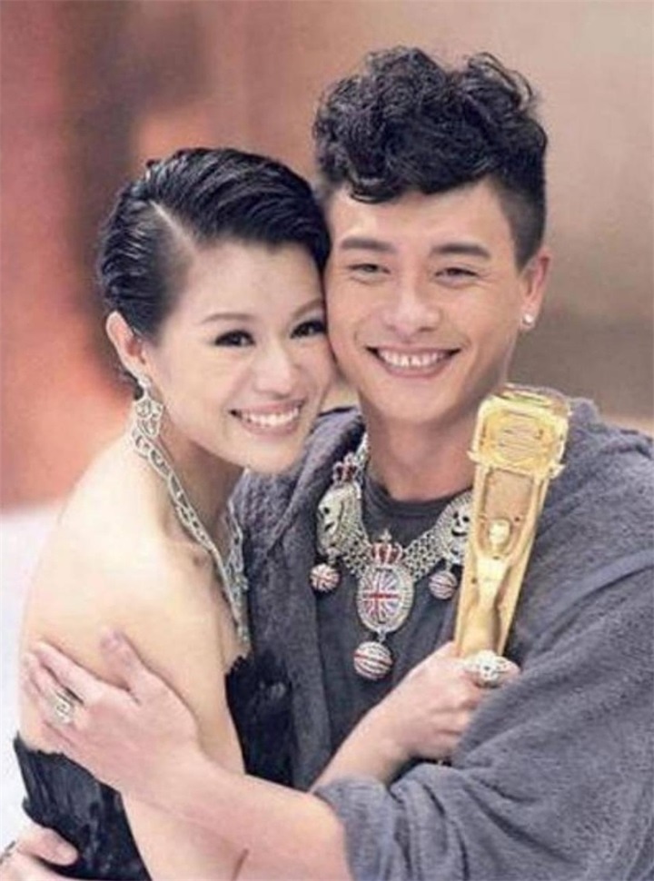 胡杏兒兒子學走路，美女牽著走下兩級台階，可愛感十足