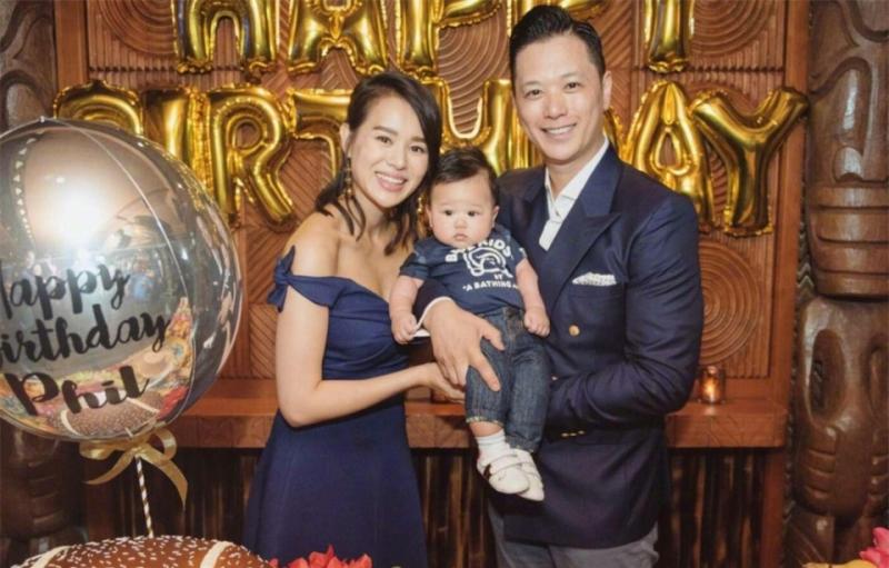 胡杏兒兒子學走路，美女牽著走下兩級台階，可愛感十足