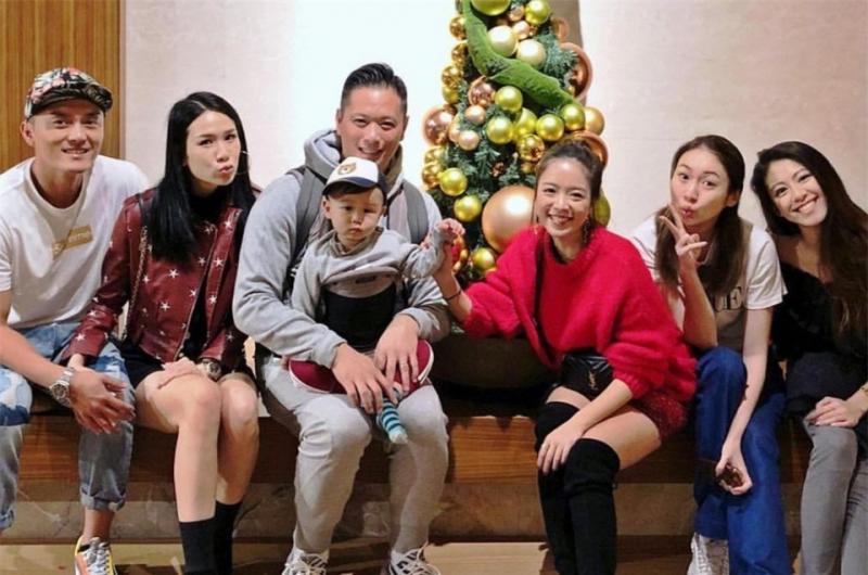胡杏兒兒子學走路，美女牽著走下兩級台階，可愛感十足