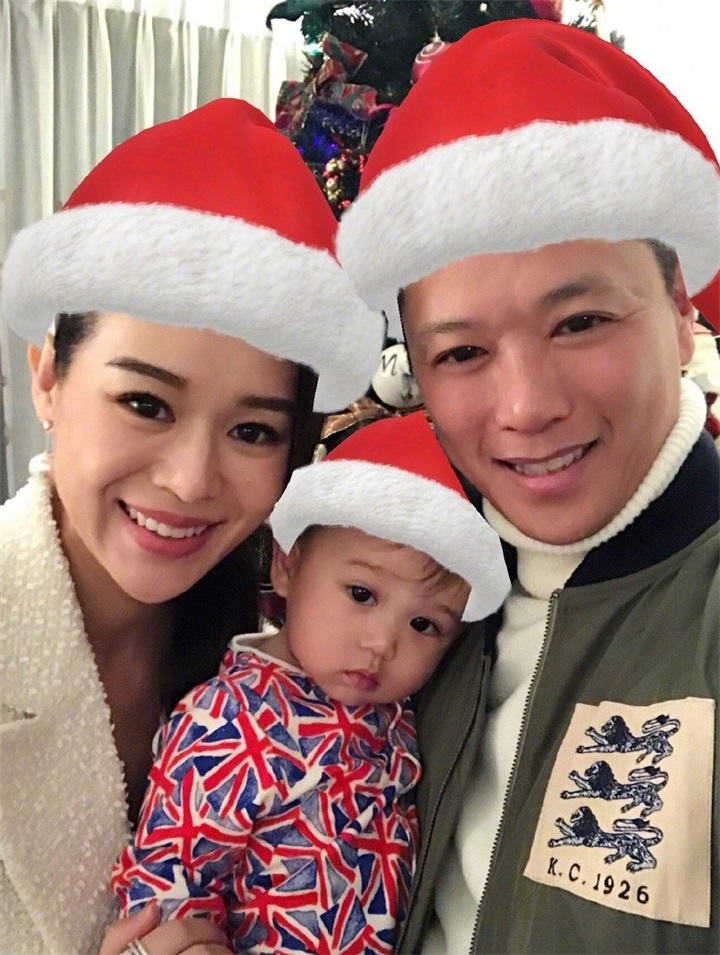 胡杏兒兒子學走路，美女牽著走下兩級台階，可愛感十足