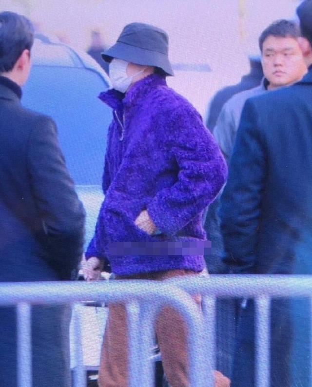 EXO上班造型：3名成員穿同款「過冬服」，粉絲調侃：隊長買的嗎？