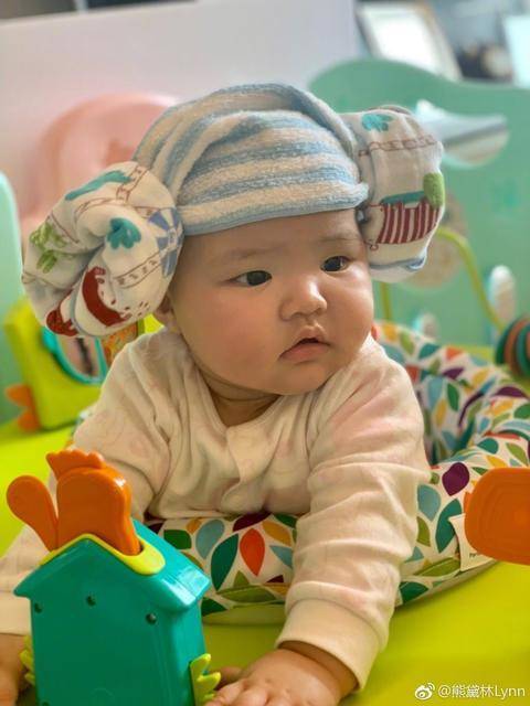 熊黛林曬雙胞胎女兒聖誕照，一個是偶像派，一個是搞笑派，網友：姐妹倆顏值差距太大～