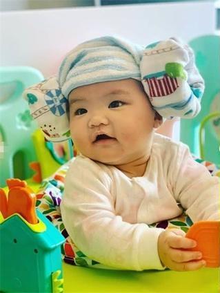 熊黛林曬雙胞胎女兒聖誕照，一個是偶像派，一個是搞笑派，網友：姐妹倆顏值差距太大～