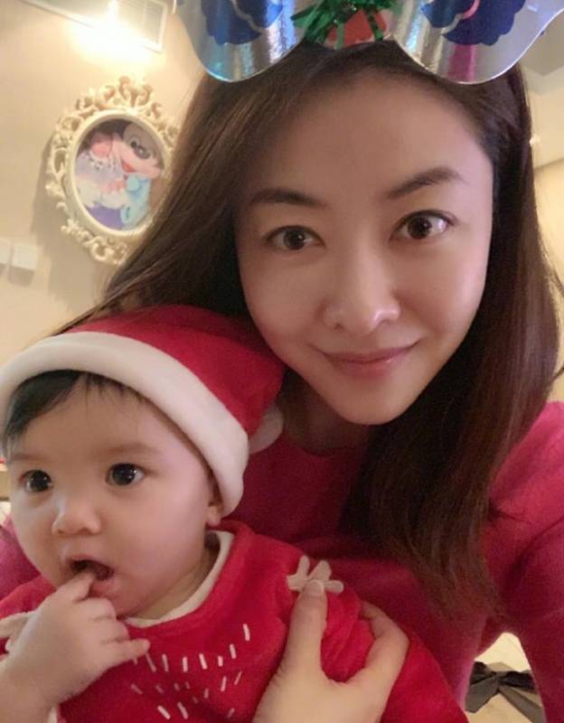 熊黛林曬雙胞胎女兒聖誕照，一個是偶像派，一個是搞笑派，網友：姐妹倆顏值差距太大～