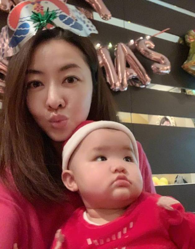 熊黛林曬雙胞胎女兒聖誕照，一個是偶像派，一個是搞笑派，網友：姐妹倆顏值差距太大～