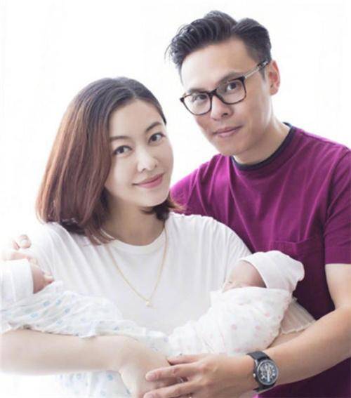 熊黛林曬雙胞胎女兒聖誕照，一個是偶像派，一個是搞笑派，網友：姐妹倆顏值差距太大～