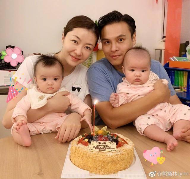 熊黛林曬雙胞胎女兒聖誕照，一個是偶像派，一個是搞笑派，網友：姐妹倆顏值差距太大～