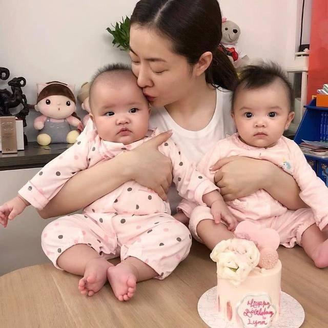 熊黛林曬雙胞胎女兒聖誕照，一個是偶像派，一個是搞笑派，網友：姐妹倆顏值差距太大～