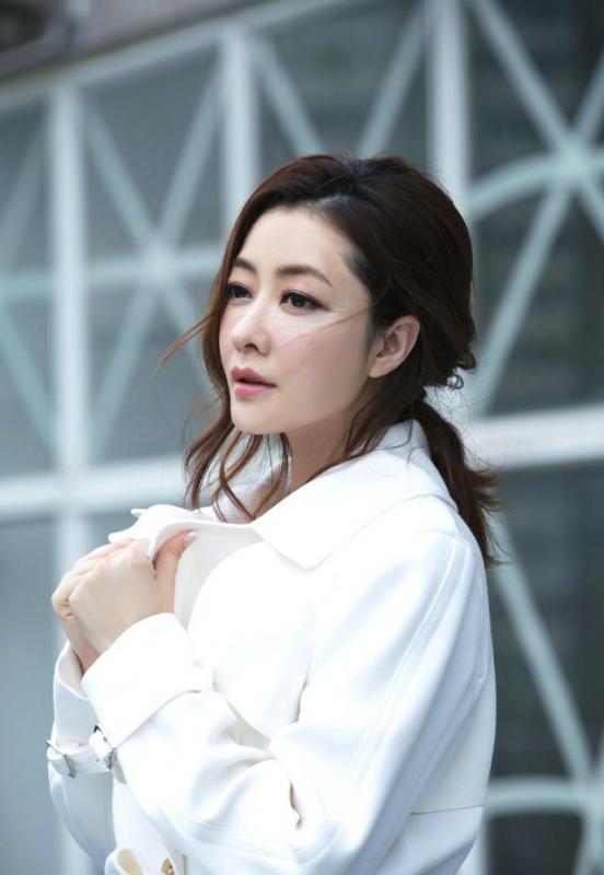熊黛林曬雙胞胎女兒聖誕照，一個是偶像派，一個是搞笑派，網友：姐妹倆顏值差距太大～