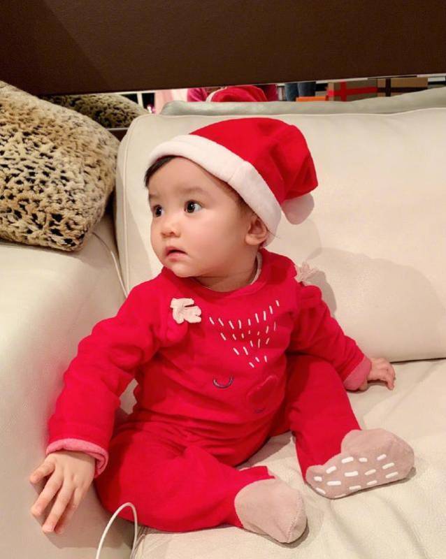 熊黛林曬雙胞胎女兒聖誕照，一個是偶像派，一個是搞笑派，網友：姐妹倆顏值差距太大～
