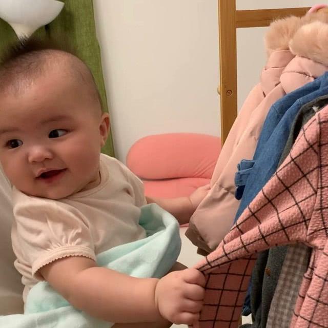 熊黛林曬雙胞胎女兒聖誕照，一個是偶像派，一個是搞笑派，網友：姐妹倆顏值差距太大～