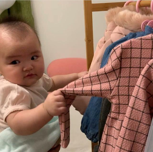 熊黛林曬雙胞胎女兒聖誕照，一個是偶像派，一個是搞笑派，網友：姐妹倆顏值差距太大～