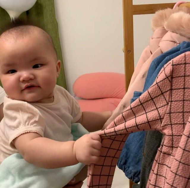 熊黛林曬雙胞胎女兒聖誕照，一個是偶像派，一個是搞笑派，網友：姐妹倆顏值差距太大～