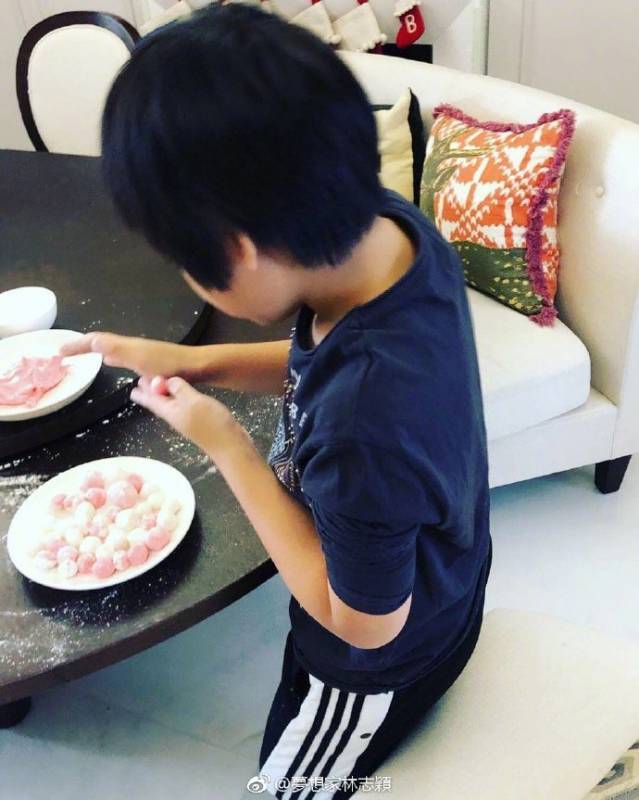 林志穎全家搓湯圓，陳若儀的肚子亮了，網友：像又懷了雙胞胎