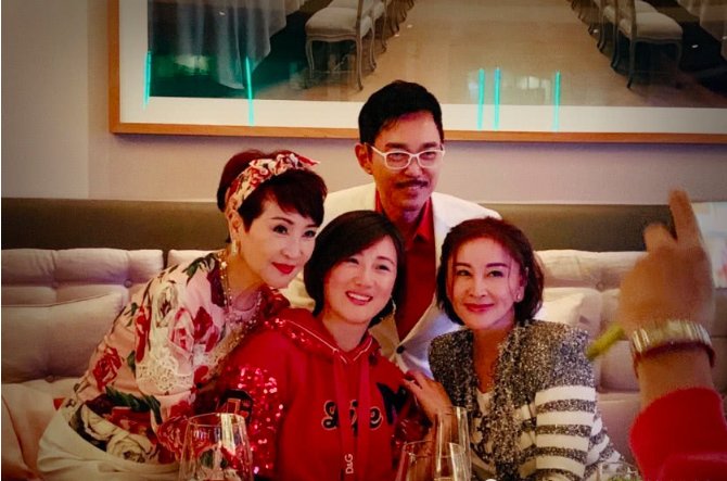 謝霆鋒媽媽67歲大壽，張柏芝疑攜子現身，王菲人未到禮先到！