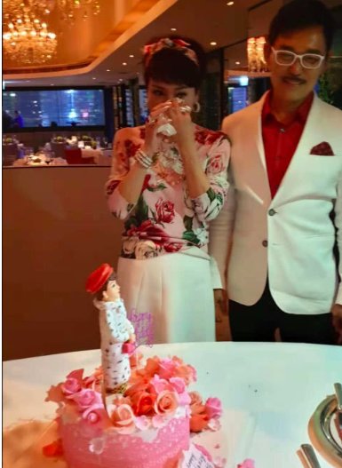 謝霆鋒媽媽67歲大壽，張柏芝疑攜子現身，王菲人未到禮先到！