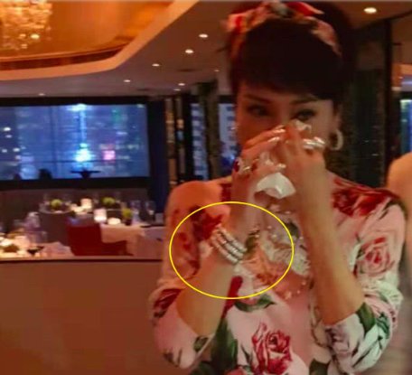 謝霆鋒媽媽67歲大壽，張柏芝疑攜子現身，王菲人未到禮先到！