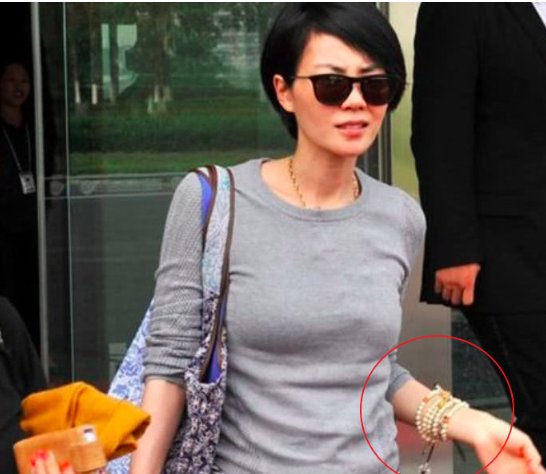 謝霆鋒媽媽67歲大壽，張柏芝疑攜子現身，王菲人未到禮先到！