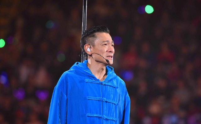 劉德華演唱會出意外，唱三首歌突然宣布中止，台下李健表情難過