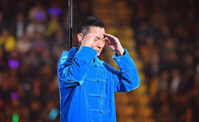 劉德華演唱會出意外，唱三首歌突然宣布中止，台下李健表情難過