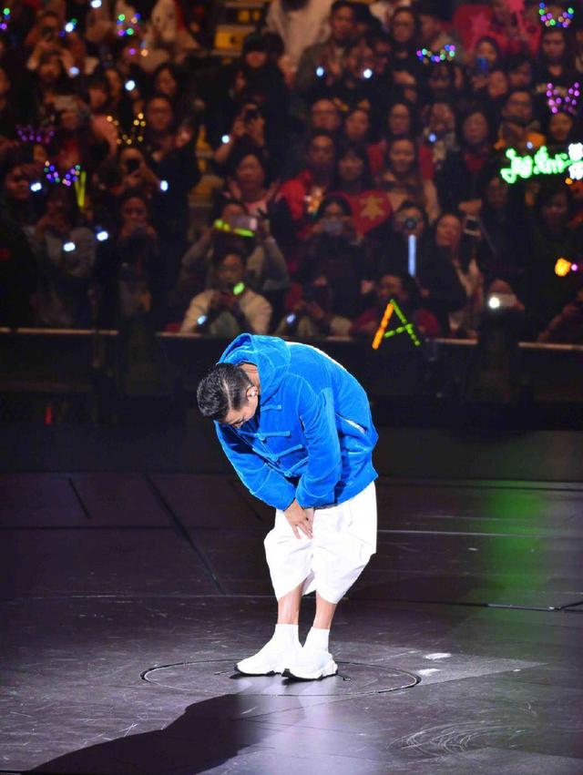 劉德華演唱會出意外，唱三首歌突然宣布中止，台下李健表情難過