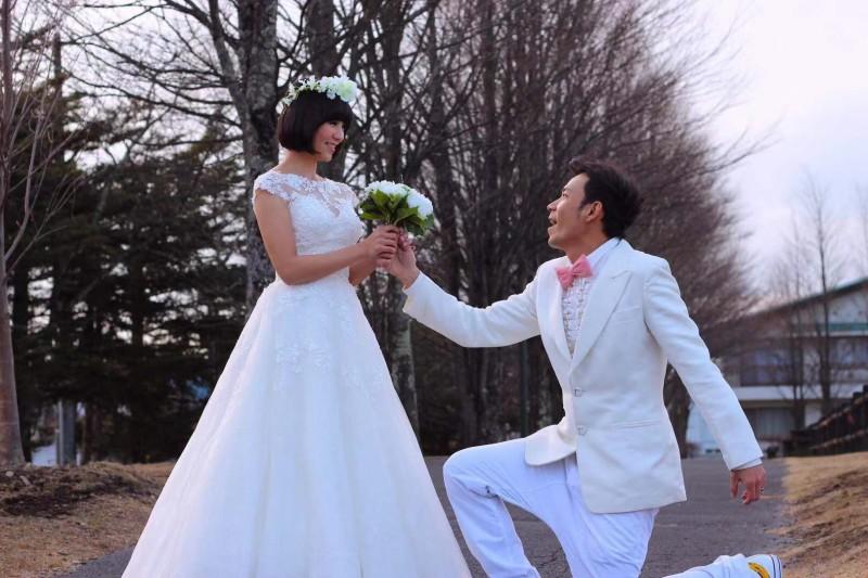 44歲香蕉哥哥要結婚啦！秘戀3年「迎娶草莓姐姐」號召28位哥哥姐姐：YOYO家族第一對夫妻
