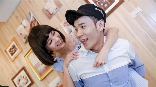 44歲香蕉哥哥要結婚啦！秘戀3年「迎娶草莓姐姐」號召28位哥哥姐姐：YOYO家族第一對夫妻