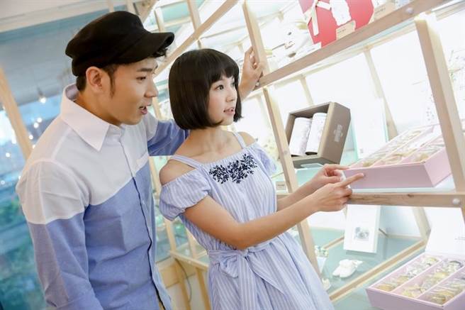 44歲香蕉哥哥要結婚啦！秘戀3年「迎娶草莓姐姐」號召28位哥哥姐姐：YOYO家族第一對夫妻